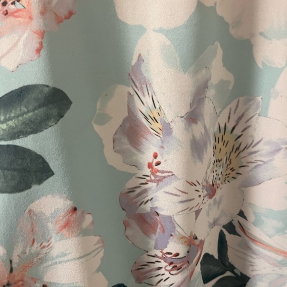 Plus size floral print with pearl beadings on collar. - Picture 3 of 3